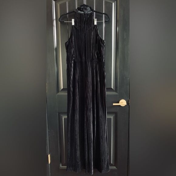 Alexia Admor Meghan Velvet Jumpsuit Black | Size 8 - Picture 3 of 10